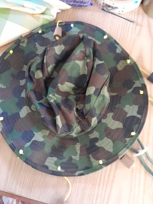 £3 • Buy Australian Bush Hat Size L