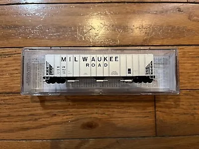 + Micro Trains N Scale Milwaukee Road 3-Bay Evans Covered Hopper 099 00 050 • $20