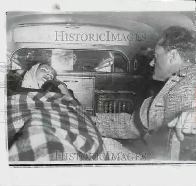 1957 Press Photo Mike Todd With Elizabeth Taylor In An Ambulance In New York • $17.99