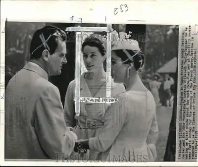 1957 Press Photo Parisian Model Bettina Mike Todds & Elizabeth Taylor In France • $16.99