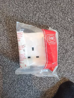 MK K2757WHI 1 Gang 13 Amp BASIC White DP Switched Socket Logic Plus • £2.99