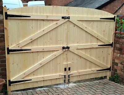 Wooden Driveway Gates! 5ft 6  High 8ft 6  Wide Free T Hinges & Top Bolt • £385