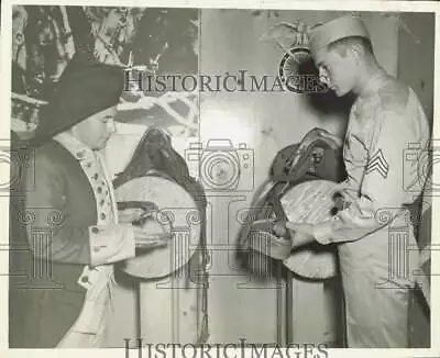 1942 Press Photo Saddles From Revolutionary War And World War II Compared • $9.99