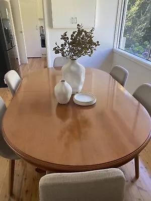 $550 • Buy Italian Design 6-8 Seater Dining Table With Chairs