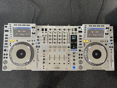 £6499 • Buy Pioneer CDJ 2000 Nxs2 Limited Edition White | Flightcase & Decksavers
