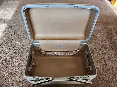 Vintage 1960's Cream Colored 15  Train Case W/1 Key Royal Traveller Medalist • $50