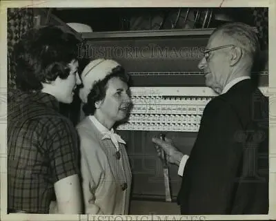 1960 Press Photo Robert Mack Mrs John Muntz Clark Proctor Discuss Voting Machine • $19.99