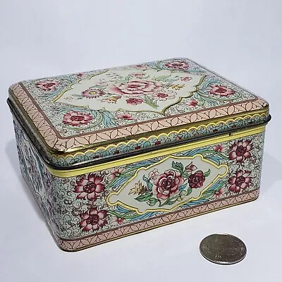 Vintage Embossed Floral Straw Flowers Hinged Tin Box Lid Container Holland Metal • $32.95