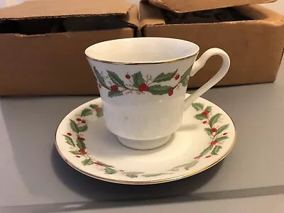 HD Designs SET OF 4 COFFEE CUPS WITH 8 SAUCERS CHRISTMAS BERRIES AND HOLLY • $8.50