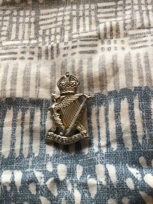 £8 • Buy Royal Irish Rifles Quis Separabit White Metal Cap Badge - Slider