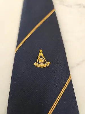 Vintage Cravat Club New York V Necktie Men's Mason Navy Gold Crest Retro 56 X 3 • $10.50