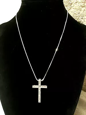 Lovely Vintage Silver Tone Cross Pendant Necklace • $4.25