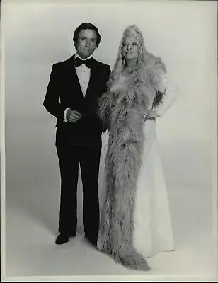 1976 Press Photo Mae West Joins Host Dick Cavett In Dick Cavett's Backlot USA • $19.99