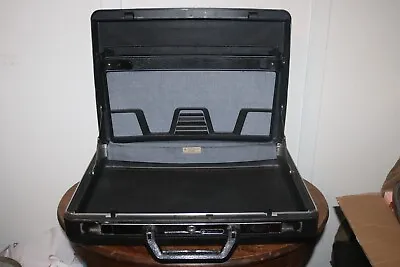 Vtg Samsonite Delegate Slim Black Hard Case Luggage Briefcase 18x13x3.5 WithKey  • $59.99