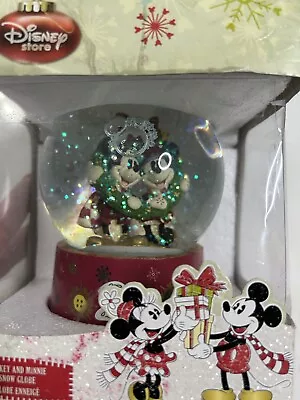 Disney Store Mickey And Minnie Snow Globe With Wreath 2009 Christmas Collectible • $24