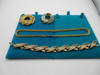 £25 • Buy 4 Vintage Trifari Jewellery Items, 2 Brooches 1 Bracelet, And A 26in Rope Chain.