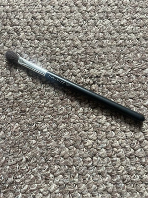 £8.99 • Buy Mac 234 Eyeshadow Concealer Brush 