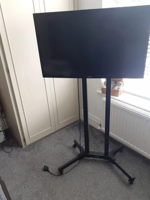 £99 • Buy LOGIK L32SHE17 LED 32-inch 720p HD-Ready Smart TV ON A MOBILE STAND.ONLY  