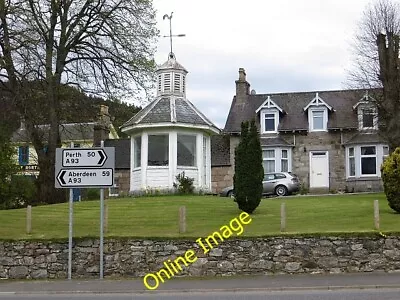 Photo 6x4 Road Junction Braemar Castleton/NO1591 Octagonal Summerhouse  C2013 • £2