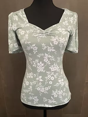 Review Ladies Top Size 6 Green/White • $4.99
