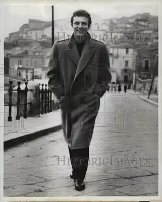 1958 Press Photo Anthony Franciosa Walking In Melfi Italy - Kfx28180 • $24.88