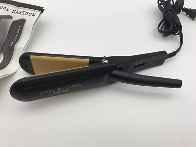 Vidal Sassoon VS195 Ceramic Hair Straightener 2  Wide 163 Watts NICE • $15.99