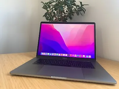 Apple MacBook Pro (15-inch 2017) 2.8GHz I7 256GB/16GB RAM - SCREEN LIGHT BURN • $649