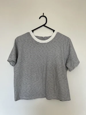 $5 • Buy Uniqlo Women’s Cropped Striped T-Shirt Size Medium