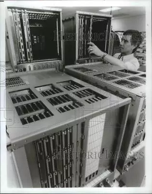 1991 Press Photo Marty Lassel Inspects Electronic Banking Machine In Florida. • $19.99