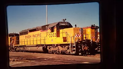 XTX11 35MM Train Slide ENGINE LOCOMOTIVE RR UPY 3203 SD402 WEST COLTON CA 1-1-09 • $9.32