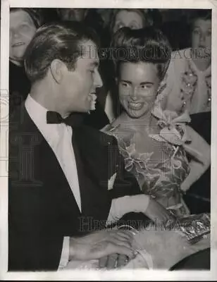 1941 Press Photo Gloria Vanderbilt And George Montgomery Attend Film Premiere. • $19.99