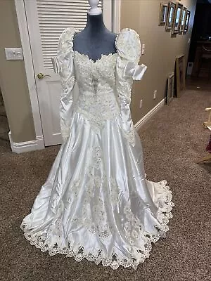 Vintage 90’s Demetrius Sposabella Wedding Dress With Beaded Veil • $325