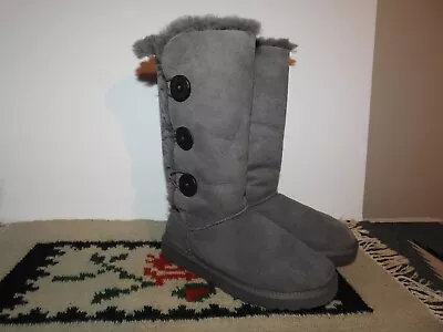 UGG AUSTRALIA BAILEY BUTTON TRIPLET Women's Winter Boots Grey Suede Size 7 Pull • $49.99