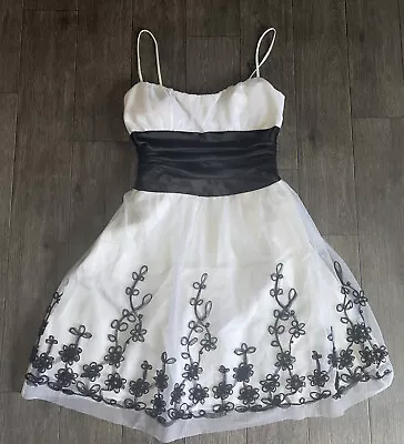 MASQUERADE Dress Size 9/10 Sleeveless 3D Floral Black White Formal • $14.99