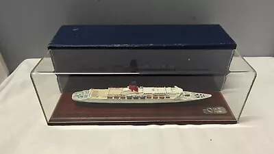 SKYTREX 1/1250 MODEL SHIP - QE2 - Queen Elizabeth II - Boxed With Display Case • £100