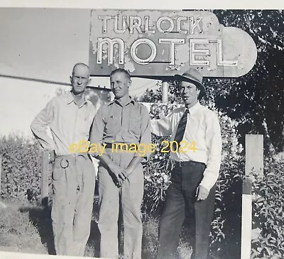 1941 California Snapshot: 3 Men At TURLOCK MOTEL In Stanislaus Co. NEON SIGN! • $9.99