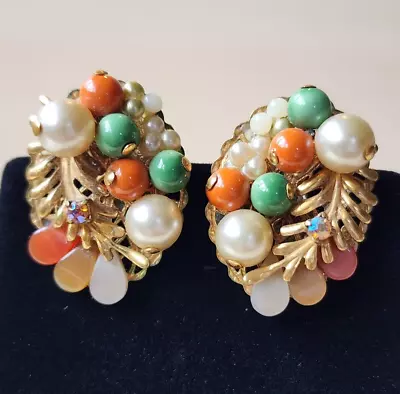 💋 Vintage 1960's Clip Earrings - Green & Coral-colored Beads • $9.99