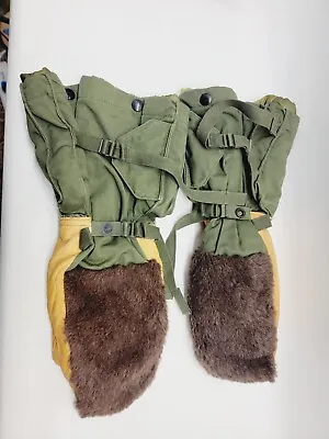 Military Issue Extreme Cold Weather Arctic Mittens With Nylon Liners (Small) • $29.22