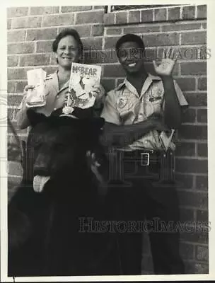 1985 Press Photo Actors Michael Warren & Charles Haid Star In  Grin And Bear It  • $29.88