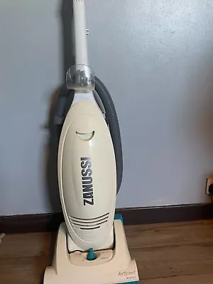 Upright Vacuum Cleaner Zanussi 1900w • £15