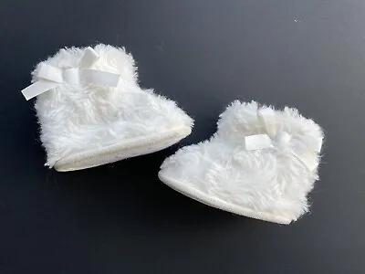 White Fluffy Baby Boots With Bow 0-3 Month Warm Baby Slippers Pram Shoes Clothes • £2.55