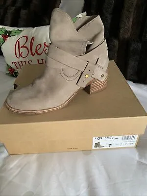 Uggs Women’s Elora Taupe Sahara Leather 1019148 Block Heel Ankle Size 7 • $100