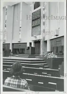 1965 Press Photo Woman Sitting In Church Pew Oak Park Michigan - Afa39312 • $13.88