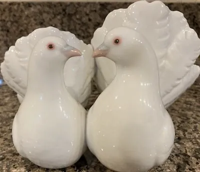 Lladro Couple Of White Kissing Doves Lovebirds Porcelain Figurine #1169 Spain • $31