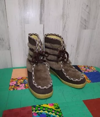 Vintage CASUAL COMFORT Faux Sherpa Lined Trimmed Boots Size 9 • $39.99