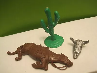 Marx Alamo Fort Apache Playset Dead Horse Cactus Cow Skull Plastic Toy Soldiers • $10.99