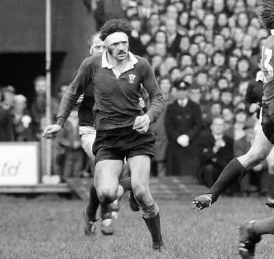 Rugby Mervyn Davies Of Wales In Action 1972 OLD PHOTO • £5.60