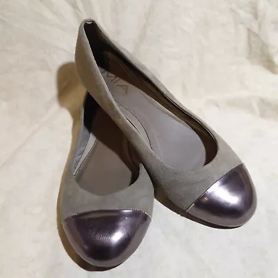 🩰 MIA Rounded Ballet Flats Sz 9 M Taupe Gray Suede Leatherette; Pewter Cap Toe • $16.99