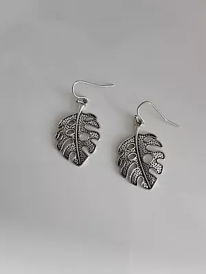 💕 Bnwot Lovely Silver Coloured Leaf Design Pendant Style Earrings  💕 • £0.50
