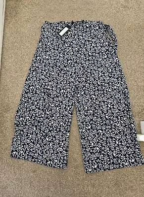 ☆☆ New With Tags Boohoo Navy Floral Belted Culottes Size 12 ☆☆ • $12.32
